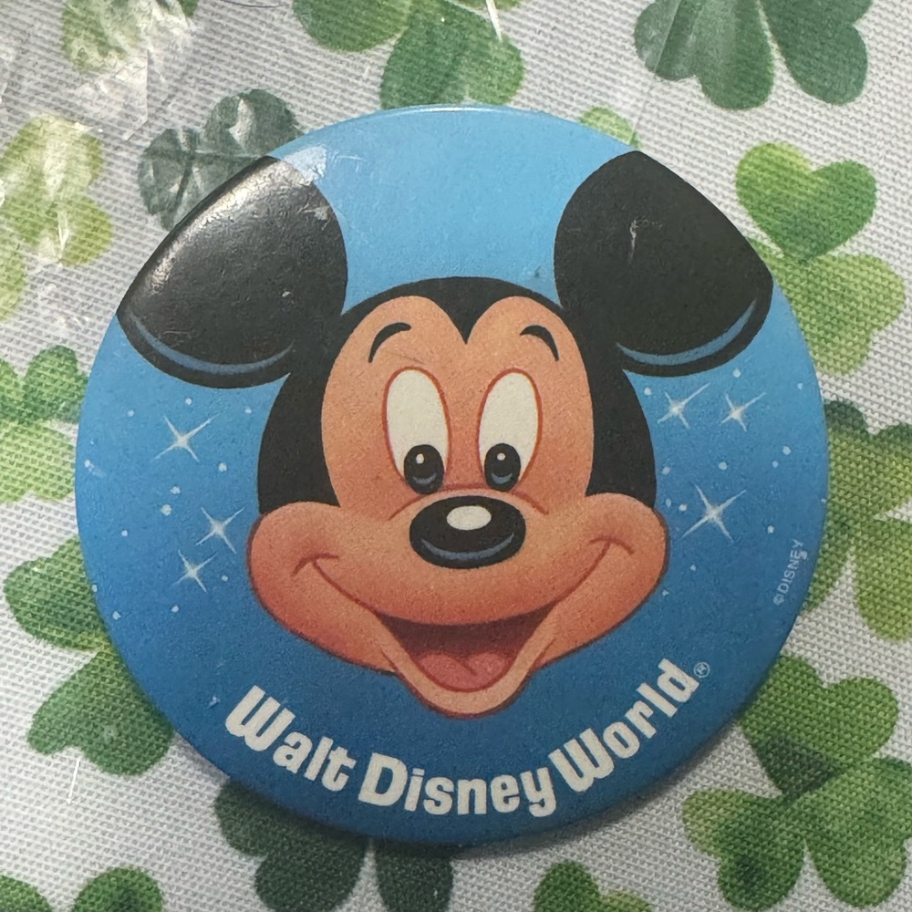 𝅺Vintage Disney Mickey Mouse Button Pin